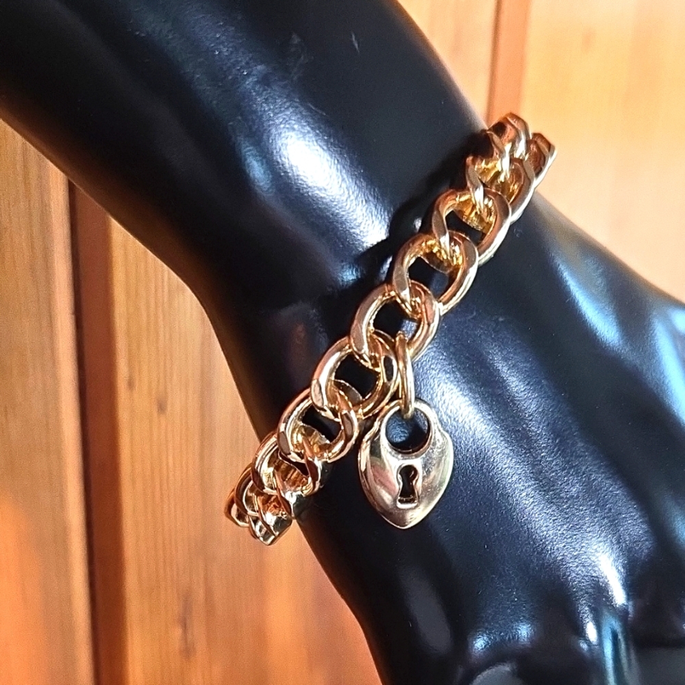 Graziano Chain Link Heart Charm Bangle Bracelet